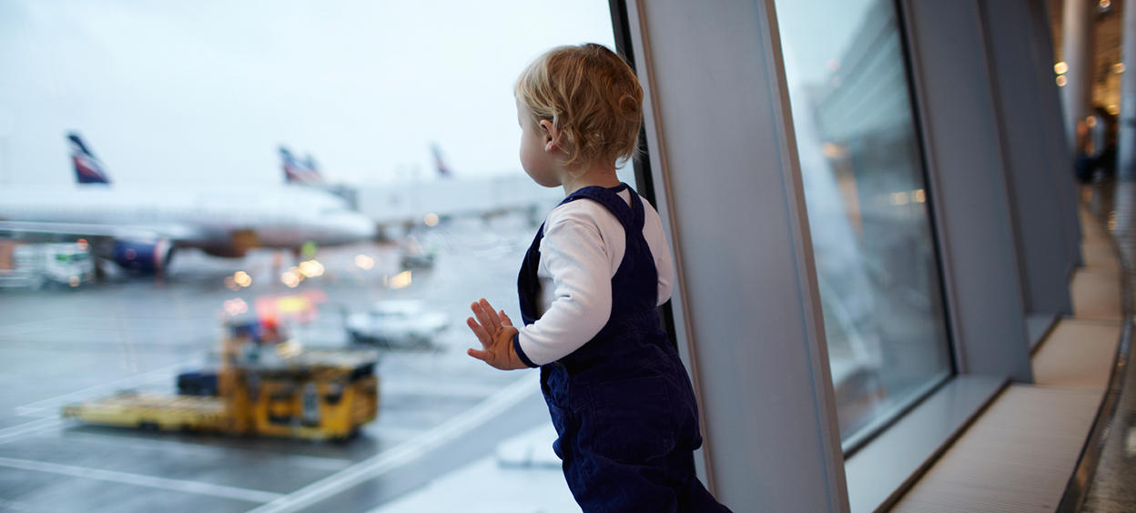 Voyager en avion avec des enfants : comment faire passer le temps